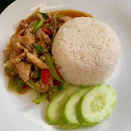 หมูชิ้นผัดพริกหยวก ราดข้าว