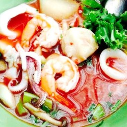 ต้มมาม่า รสเย็นตาโฟ ทะเลรวม หมูสไลด์+หมึก+กุ้ง ฟรีใส่ลูกชิ้น (ม่ามา2ซอง)