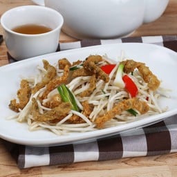 ผัดถั่วงอกกับหนังปลากรอบ