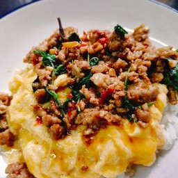 ข้าวไข่ข้นกะเพราหมูสับ