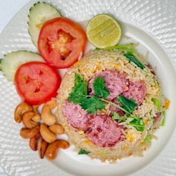 ข้าวผัดแหนม เม็ดมะม่วงหิมพานต์