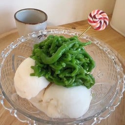ไอศกรีม รส กะทิ + ลอดช่องวัดเจษ