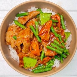 ผัดพริกแกงไก่ ราดข้าว