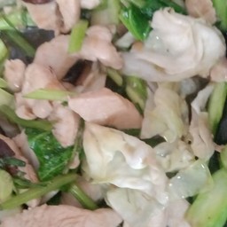 อกไก่ผัดคะน้ากะหล่ำปลีน้ำมันหอย