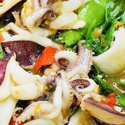 ข้าวหมึกผัดพริกใบโหระพา🐙