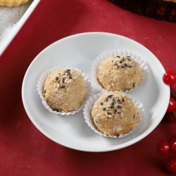 Glutinous Rice Balls Coated with Black Sesame and Grinded Peanuts