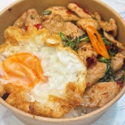 กะเพราไก่ ราดข้าว ฟรีท็อปปิ้ง!