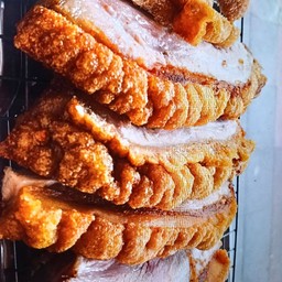 หมูกรอบ. /ขีด