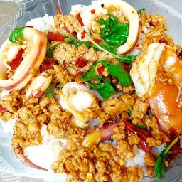ข้าวกะเพรา ทะเลรวม หมูสับ+หมึก+กุ้ง (โปรฟรี ไข่ดาว)