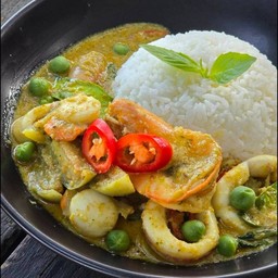 ข้าวแกงเขียวหวานทะเลผัดแห้ง