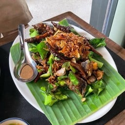 ปลาดุกทอดผัดพริกขี้หนู