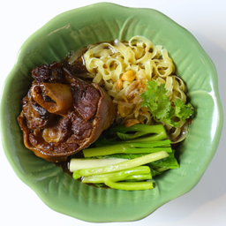 ก๋วยเตี๋ยวน้ำ โคนขาหมู | Noodles soup with Lower Pork Knuckle