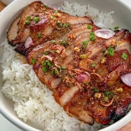 ข้าวยำคอหมูย่าง
