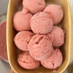 ไอศกรีม รส สตรอว์เบอร์รี กล่องเล็ก ( 9 ลูก )