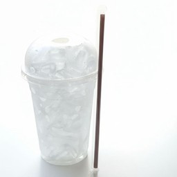 แก้วพร้อมน้ำแข็งเปล่า