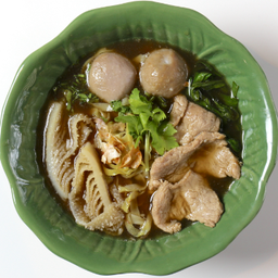 ก๋วยเตี๋ยว น้ำ ลูกชิ้น เนื้อสด ผ้าขี้ริ้ว | Noodles Soup with Beef Balls, sliced beef and Tripe