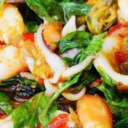 ข้าวทะเล(กุ้ง หมึก)ผัดพริกใบโหระพา🦐🐙