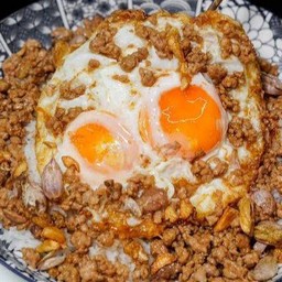 หมูสับกระเทียมไข่ดาวราดข้าว