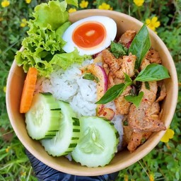 ข้าวหน้าน้ำตกคอหมูย่างไข่ต้ม
