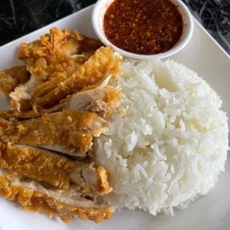 ไก่ทอดน้ำจิ้มแจ่วราดข้าว