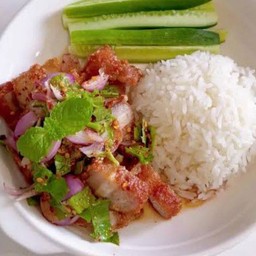 ข้าวยำหมูสามชั้นทอดกรอบ