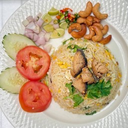 ข้าวผัดปลาเค็ม เม็ดมะม่วงหิมพานต์