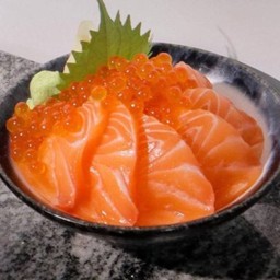 LM8. Dry-aged Salmon & Ikura ข้าวหน้าแซลมอนดรายเอจและไข่ปลาแซลมอน