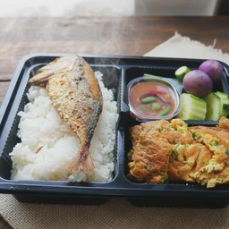 ชุดน้ำพริกกะปิครบเซท+ ปลาทูทอด+ไข่ชะอม+ผักสด