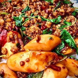 ผัดกระเพราหมูสับฮอทดอกราดข้าว