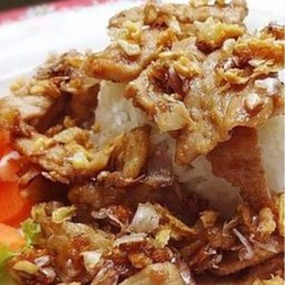 หมูชิ้นกระเทียมราดข้าว