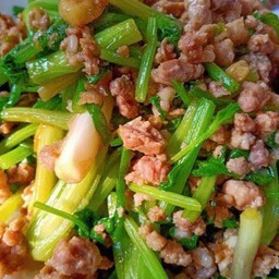 ผัดคื่นช่าย ราดข้าว