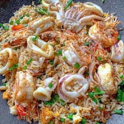 ข้าวผัดรวมมิตรอิ่มคุ้มจุใจ