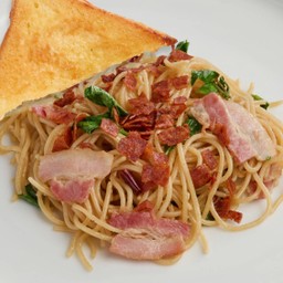 สปาเกตตีเบคอนพริกกระเทียม