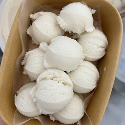 ไอศกรีม รส กะทิ กล่องเล็ก ( 9 ลูก )