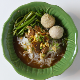 ก๋วยเตี๋ยวน้ำ ลูกชิ้น เนื้อเปื่อย Noodle soup with beef balls and braised beef