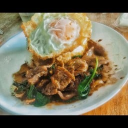 เนื้อหมักนุ่มๆผัดใบโหระพาราดข้าว