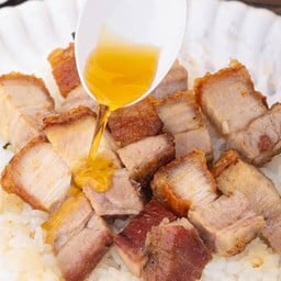 ข้าวหมูกรอบซอสน้ำปลาสูตรเชฟปะป๊า