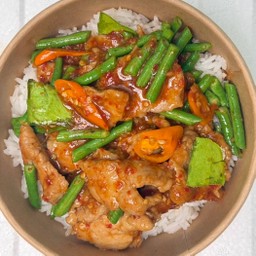 ผัดพริกแกงหมูนุ่ม ราดข้าว