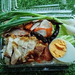 ข้าวหมูแดง-หมูกรอบ หางหมูทอด ตลาดโกสุม