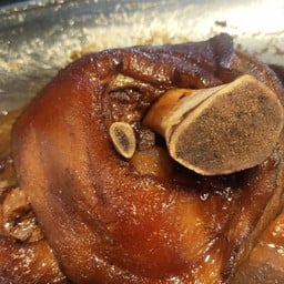 ขาหมู น้องบอสตลาดสดโต้รุ่ง