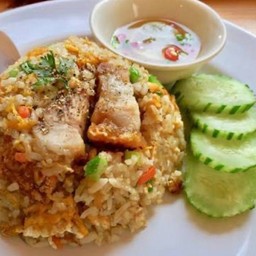 ข้าวผัดหมูกรอบ