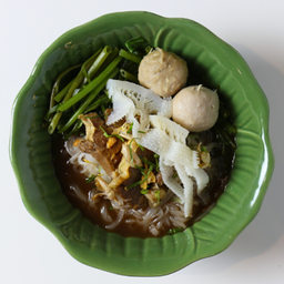 ก๋วยเตี๋ยวน้ำ ลูกชิ้น เนื้อเปื่อย ผ้าขี้ริ้ว | Noodle soup with beef balls, braised beef and tripe