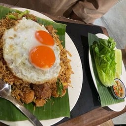 ข้าวผัดโบราณหมูกรอบ