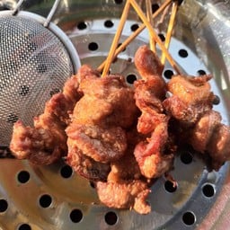 Knotข้าวเหนียวหมูทอดเสียบไม้