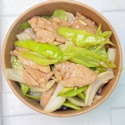 ผัดพริกหยวกไก่ ราดข้าว