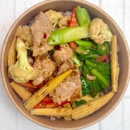 ผัดผักรวมไก่ ราดข้าว