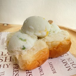 ไอศกรีม ใส่ขนมปัง ( 4ลูก )