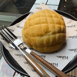 โบโล๋ว (bolou bun)