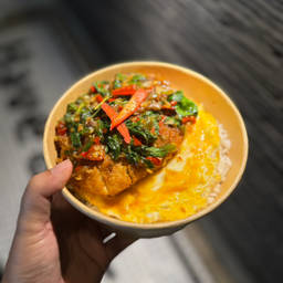 ข้าวกะเพราพริกแห้งหมูทอดทงคัตสึ LM