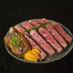 LM1. Japanese Wagyu Steak and Goose Foie Gras  ข้าวหน้าวากิวญี่ปุ่นดรายเอจและฟัวกราส์